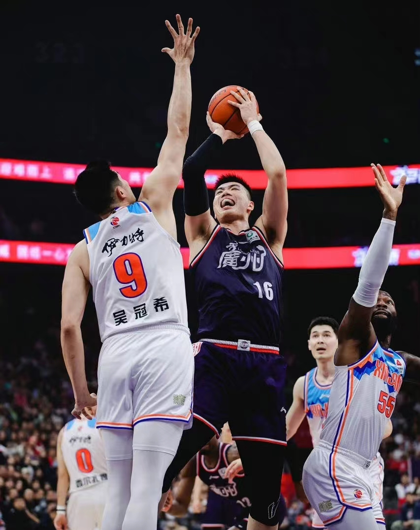 包含新疆男篮战胜广州队，实力碾压对手再现神勇的词条
