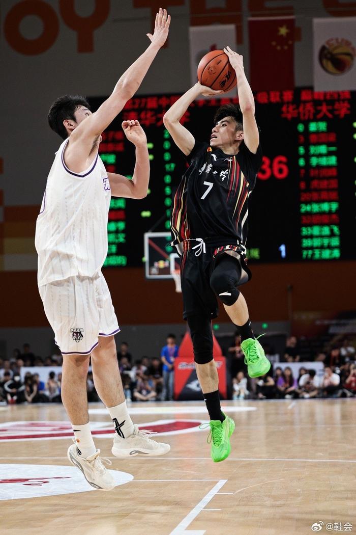 包含叶润峰全场16中4，三分14中2得到10分3板2助1抢断的词条