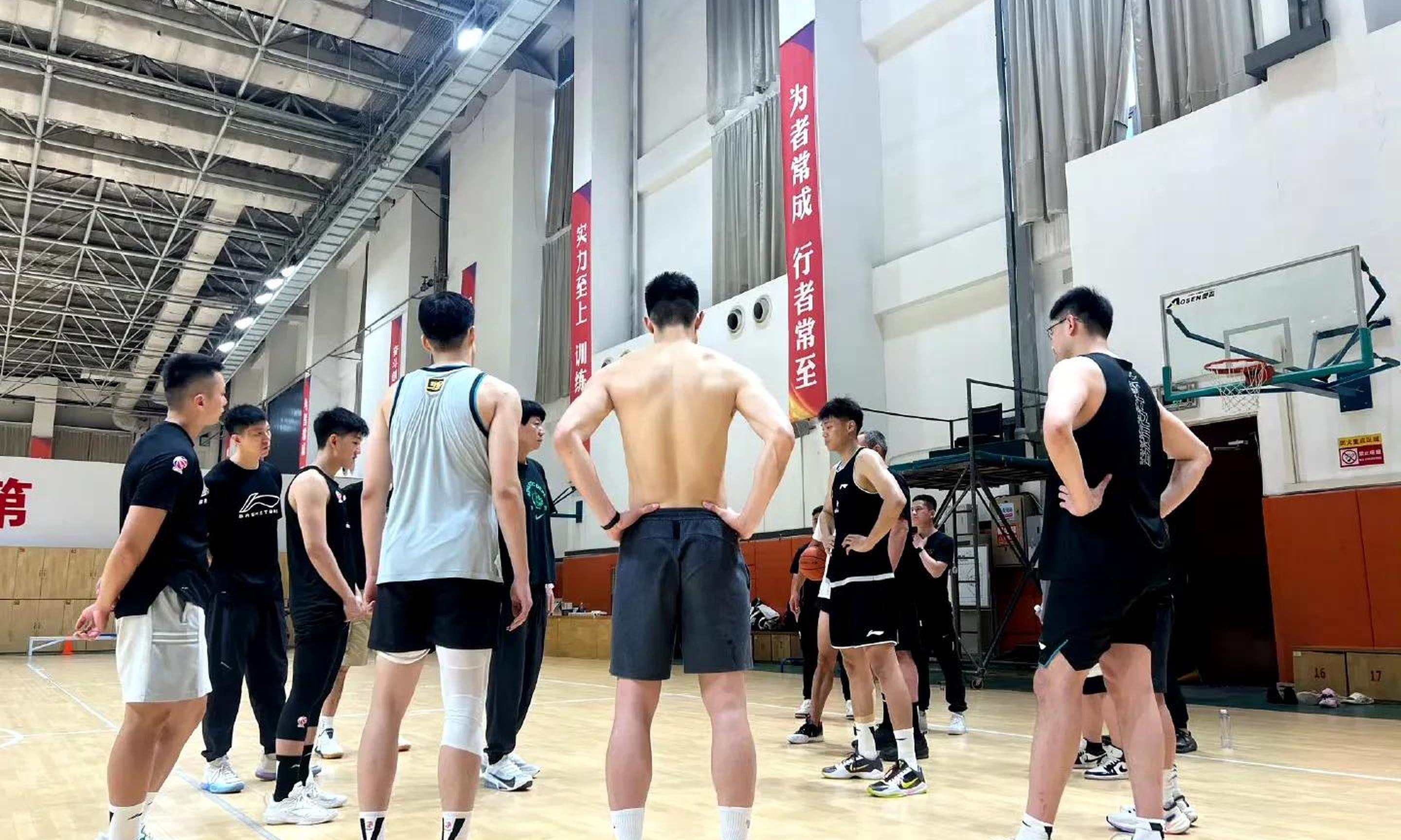 九游体育官网-邱彪指导山东男篮训练：有投篮机会不投什么时候投？怎么打球？