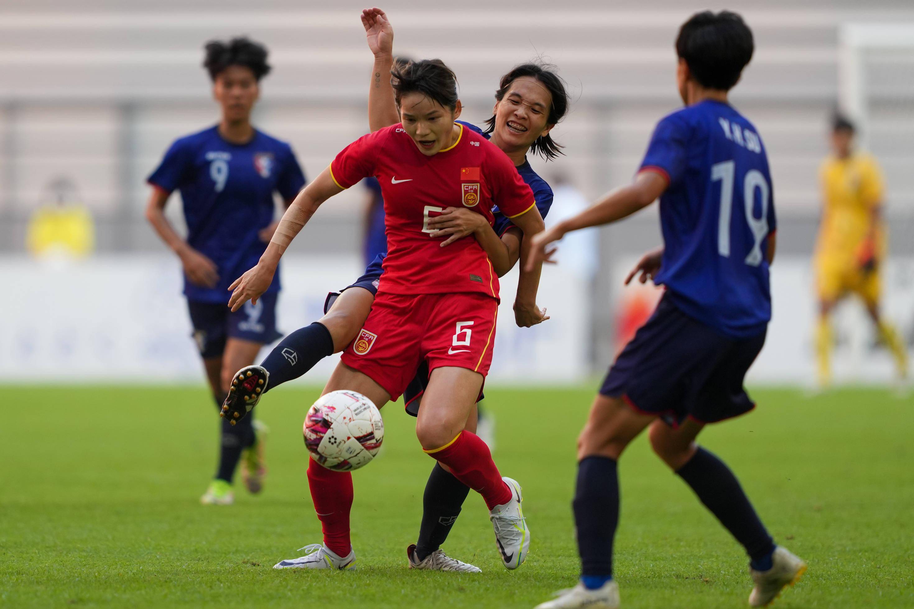 中国国家女足选手在比赛中打出绝佳表现